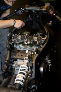 2011_Kawasaki_ZX10-R_below_airbox
