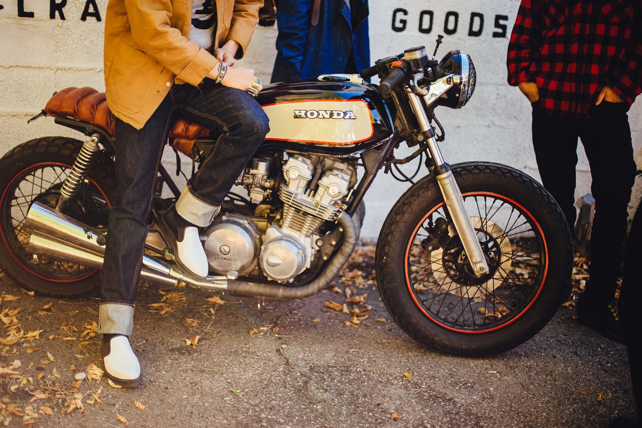 En man sitter på Honda