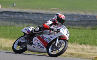 Honda motorcykel på racingbana