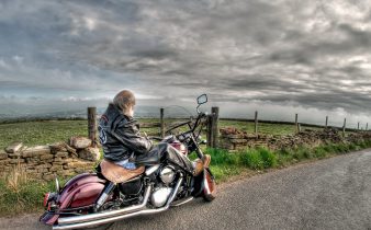 En biker på landsväg