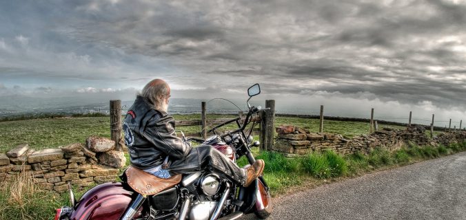 En biker på landsväg
